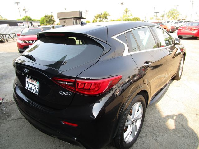 2017 INFINITI QX30 Luxury